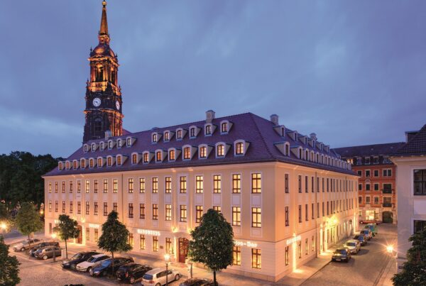 Außenansicht des Relais & Châteaux Hotel Bülow Palais in Dresden bei Abendstimmung.