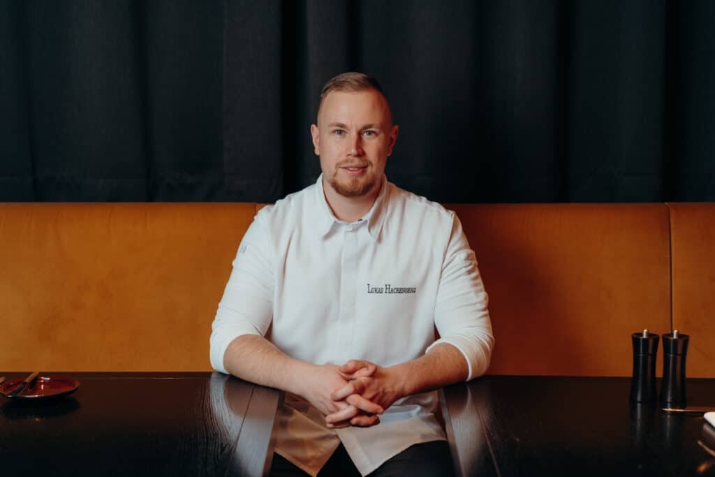 Küchenchef Lukas Hackenberg im Le Faubourg – © Florian Kroll