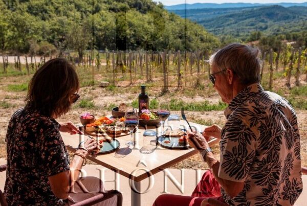 Die Rotweine der Côtes du Rhône und Côtes du Rhône Villages sind hierfür wie geschaffen: reichhaltig, vielseitig und mit jener französischen Eleganz, die jedes Essen und jede gesellige Runde zu etwas Besonderem macht. © Jeff-Harbourdin