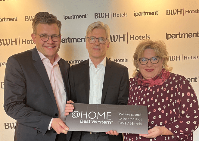 Marcus Smola, Ralph Stock und Carmen Dücker bei Unterzeichnung der Partnerschaft zwischen BWH Hotels und ipartment© BWH Hotels Central Europe GmbH