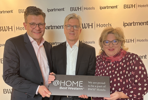 Marcus Smola, Ralph Stock und Carmen Dücker bei Unterzeichnung der Partnerschaft zwischen BWH Hotels und ipartment