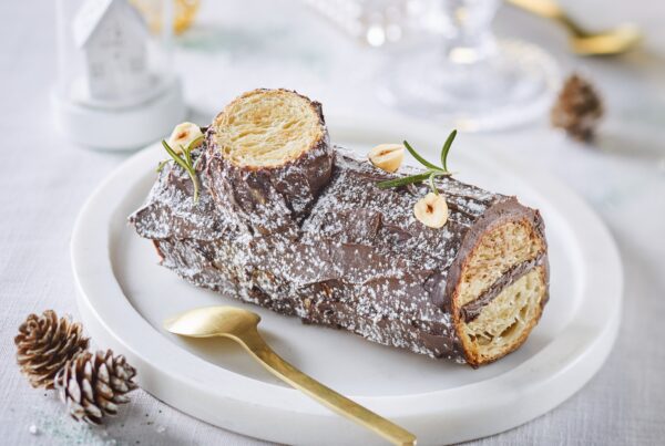 Wenn der Duft von Zimt, Vanille und frisch gebackenen Leckereien in der Luft liegt, ist Weihnachten nicht mehr weit – und BRIDOR, einer der führenden Hersteller französischer Premium-Tiefkühlbackwaren, bringt genau diesen Zauber auf die Festtagstafel des Außer-Haus-Marktes. © BRIDOR