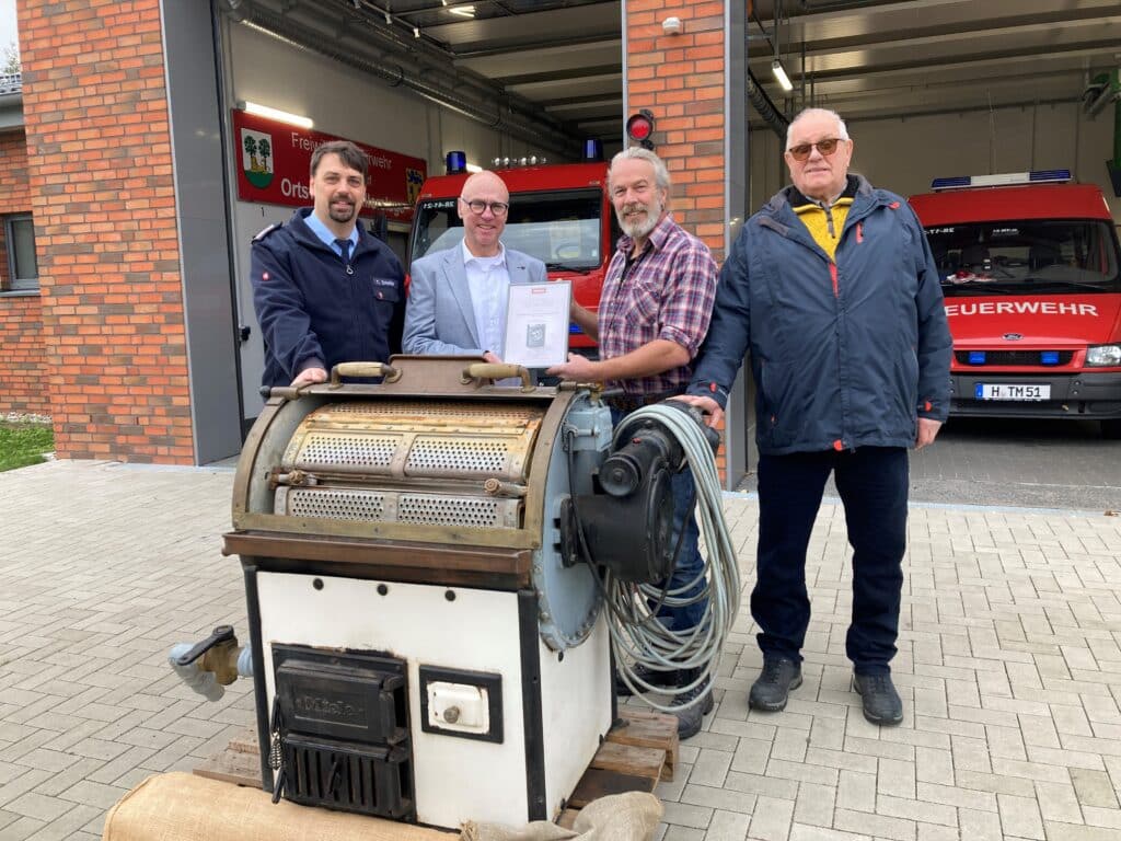 Jahr für Jahr dreht sich die alte Trommel, dringt aus dem Schornstein Rauch und hinterher ist alles sauber, was Mitglieder der Ortsfeuerwehr Burgdorf-Schillerslage in die Miele-Waschmaschine aus den 1920er Jahren gelegt haben. © Miele