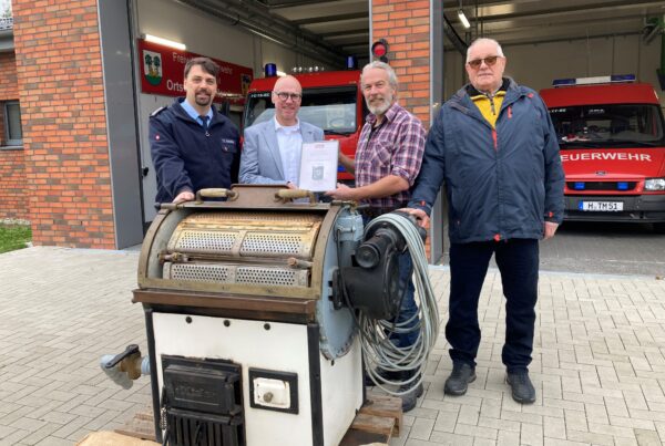 Jahr für Jahr dreht sich die alte Trommel, dringt aus dem Schornstein Rauch und hinterher ist alles sauber, was Mitglieder der Ortsfeuerwehr Burgdorf-Schillerslage in die Miele-Waschmaschine aus den 1920er Jahren gelegt haben. © Miele