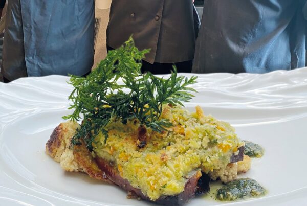 Einmal um die Welt hat Friesenkrone den Matjes geschickt – mit bundesweitem Erfolg: Die Kampagne „Matjes around the world“ präsentierte Matjes 2025 als Multikulti-Talent, mit dem Gastgeber ihre Speisekarten mit frischem Heringsfang bereichern konnten. © Friesenkrone