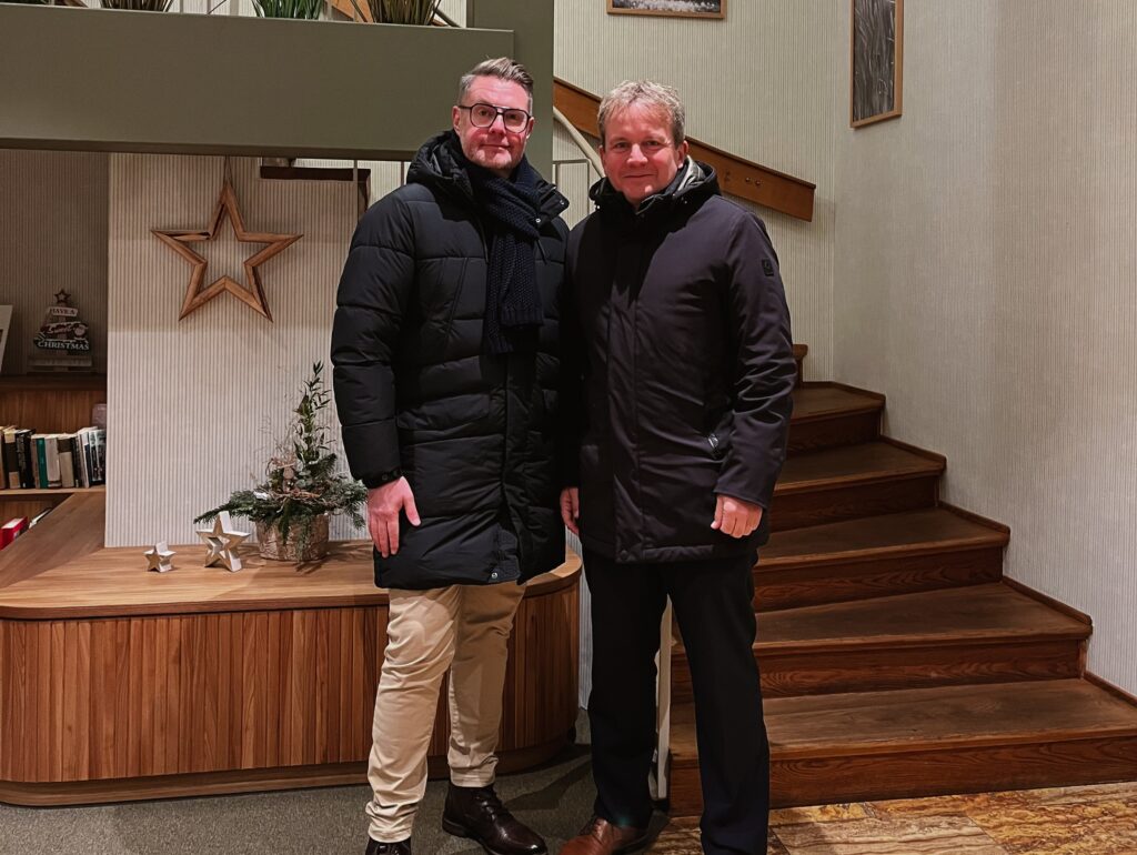 An einem Donnerstagabend feierte das Seehotel Frankenhorst in Schwerin sein 35-jähriges Jubiläum. Zu den Gästen zählten namhafte Vertreterinnen und Vertreter aus Politik, Hotellerie und Tourismus sowie langjährige Partner und Wegbegleiter. © Seehotel-Frankenhorst-Schwerin