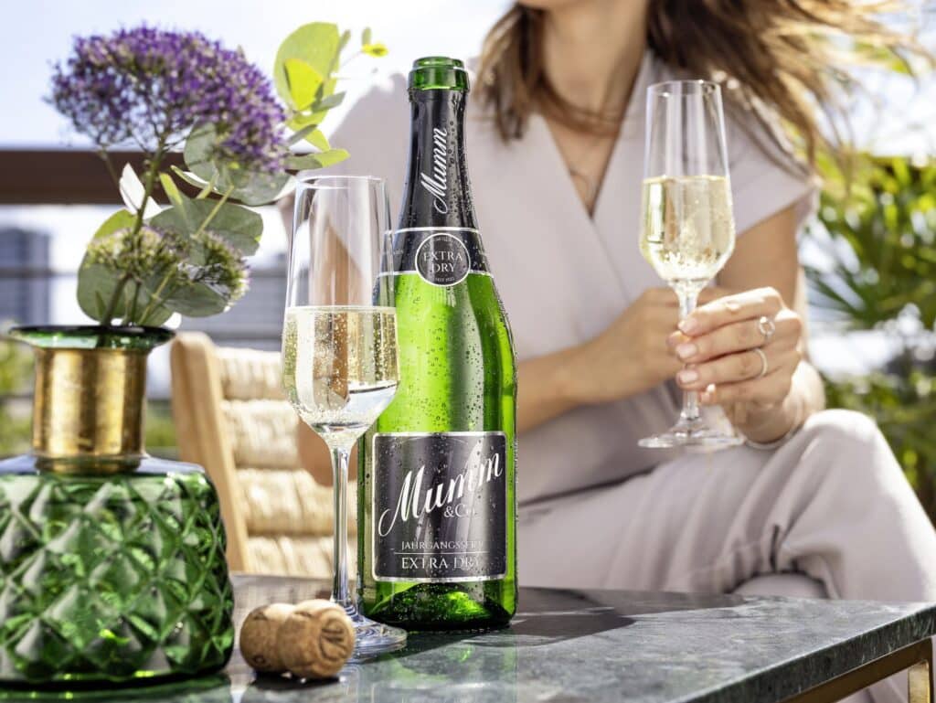 In Zeiten zunehmender Unsicherheit suchen Menschen Orientierung in gemeinsamen Ritualen und bewussten Genussmomenten. Das belegt die fünfte Rotkäppchen-Mumm Trendstudie zur Genusskultur in Deutschland, die seit 2021 jährlich erscheint. Qualität und digital gestützte Kaufentscheidungen prägen das Konsumverhalten. © Rotkaeppchen-Mumm