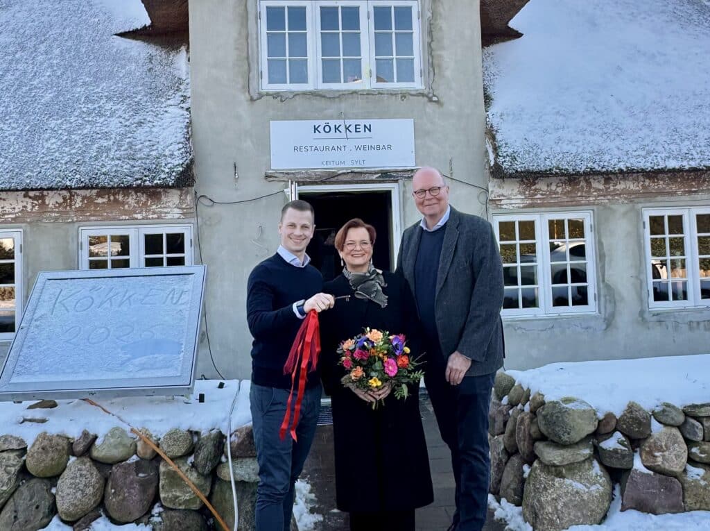 Die „Gourmetinsel“ Sylt wird um eine neue gastronomische Attraktion reicher. Nach einjähriger Bauzeit eröffnet das hoteleigene Restaurant „KÖKKEN . © KOeKKEN