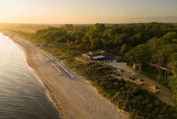 Das Luxus-Resort Weissenhaus wird Kunde des Hamburger Musikunternehmens Radiopark: Das direkt an der Schleswig-Holsteinischen Ostsee gelegene Private Nature Luxus Resort erklingt seit dem 1. März 2026 mit ganz eigenem Sound. © SCHWAN-STUDIOS