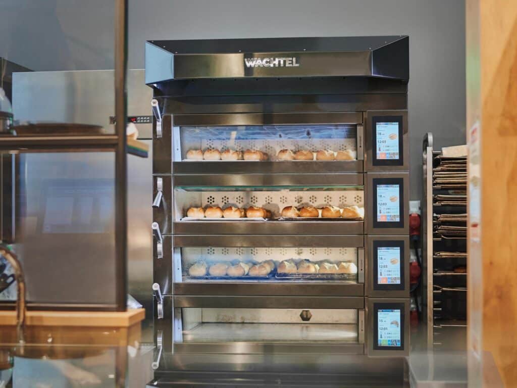 Ob klassische Brötchen, feine Konditoreiwaren oder kreative Snacks – wenn die Sachsenback ihre Tore öffnet, zeigt die WIESHEU Group ihre gebündelte Beratungs- und Lösungskompetenz für das moderne Bäckerhandwerk. © Wiesheu-GmbH