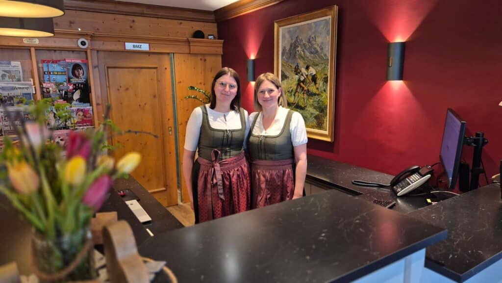 Hotel Zugspitze Doppelspitze an der Rezeption Melanie & Melanie als starkes Team
