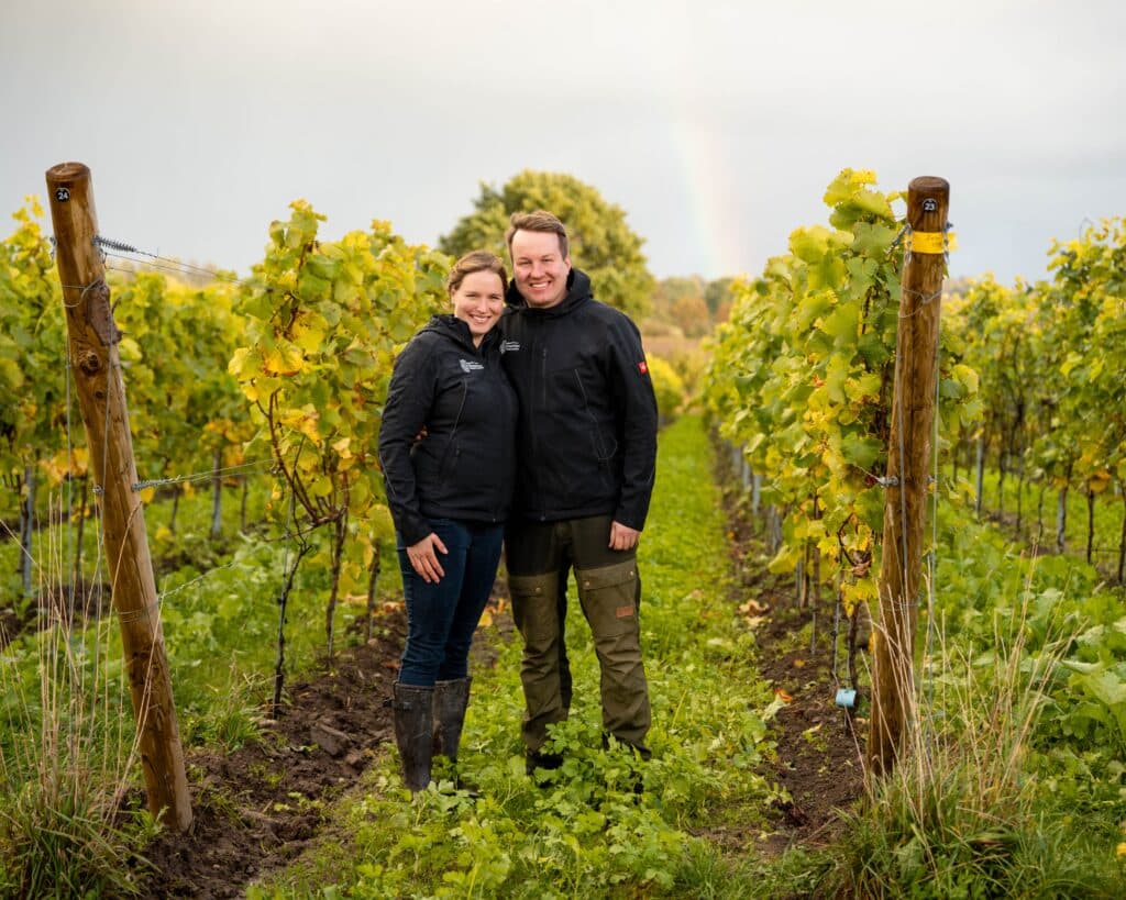 Fjordwein - Carolin und Hanke Jensen bei der Lese