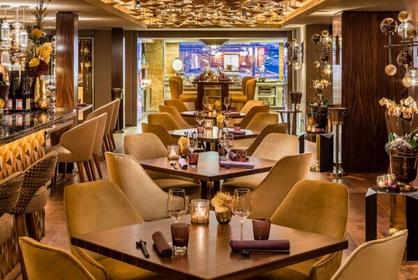 Fairmont-Hotel-Vier-Jahreszeiten-Hamburg---NIKKEI-NINE---Blick-ins-Restaurant-Guido-Leifhelm