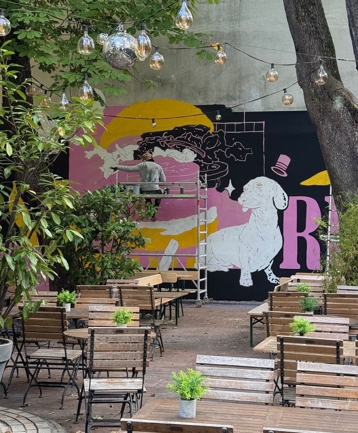 Ruffs Burger Fürth -Terrasse im Aufbau